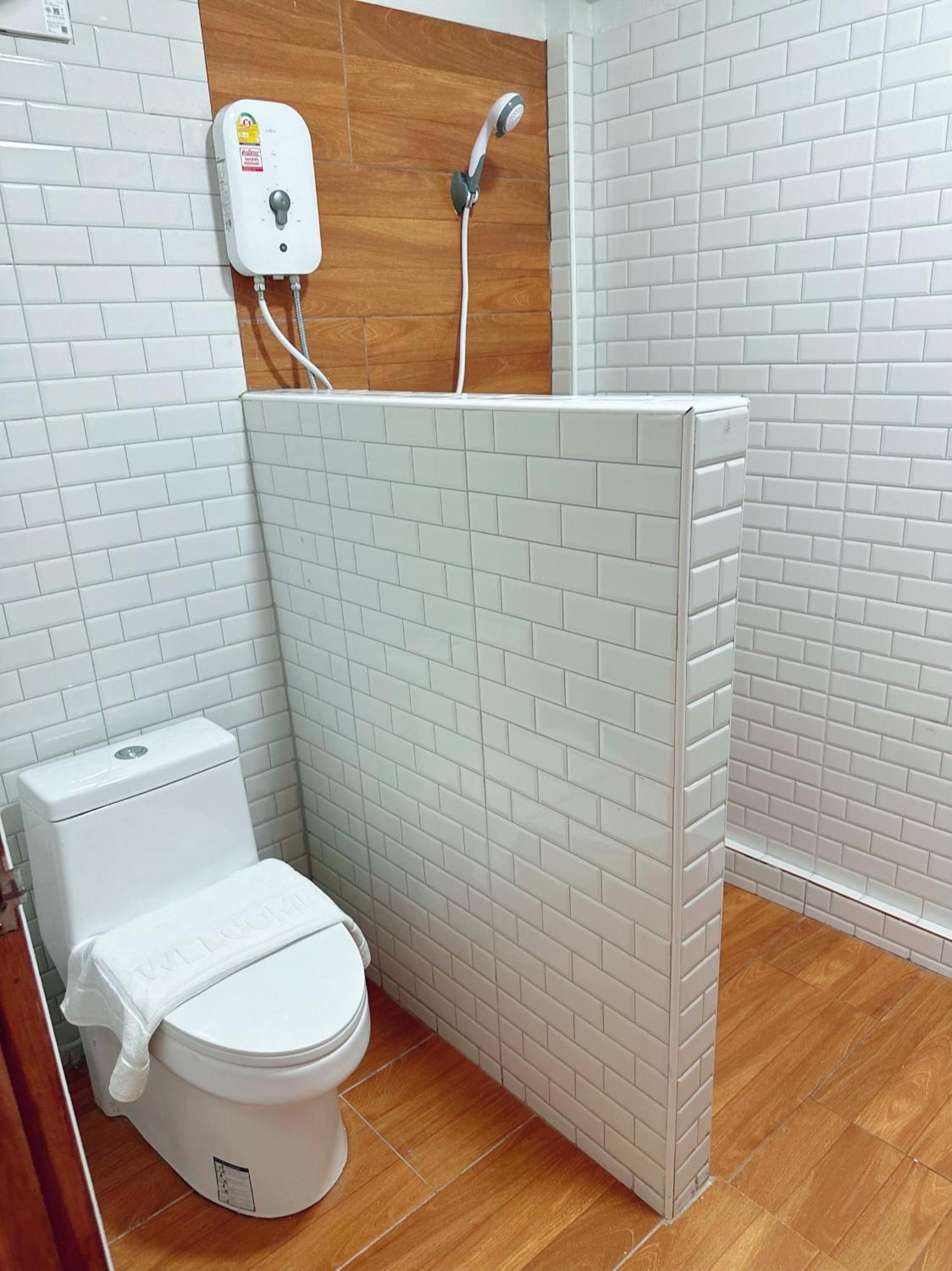 Service Apartment ห้อง102 ใจกลางเมืองใกล้แหล่งท่องเที่ยว Lampang Kültér fotó