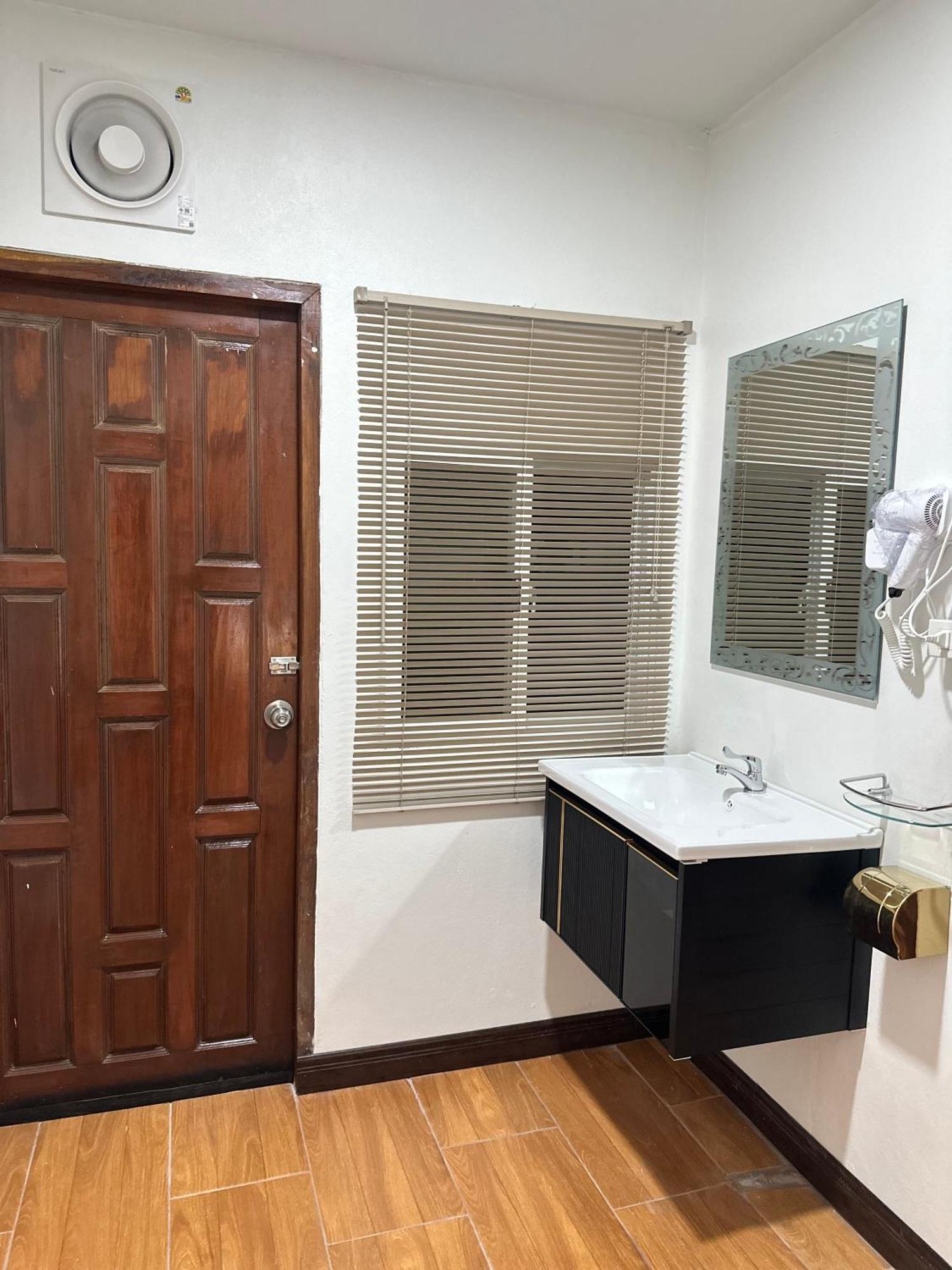 Service Apartment ห้อง102 ใจกลางเมืองใกล้แหล่งท่องเที่ยว Lampang Kültér fotó